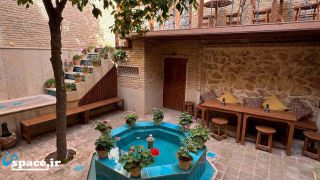 نمای حیاط اقامتگاه بوم گردی جانان - شیراز